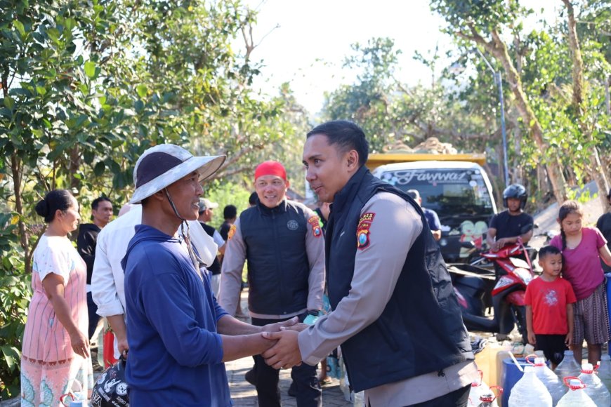 *Terapkan Ecology Policing, Patroli Gentong Polres Trenggalek Kembali Salurkan Bantuan Air Bersih*
